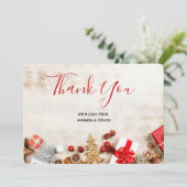 Rustige houtafbeelding met kerstobjecten bedankkaart (Staand voorkant)