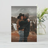 Rustige kalligrafie script QR-code trouwfoto Save The Date (Staand voorkant)