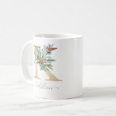Rustige kerst Holly Red Berries Gold Monogram K Koffiemok (Voorkant links)