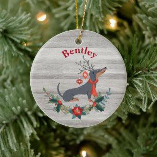 Rustige kerstdachshund met Antlers & Greenery Keramisch Ornament
