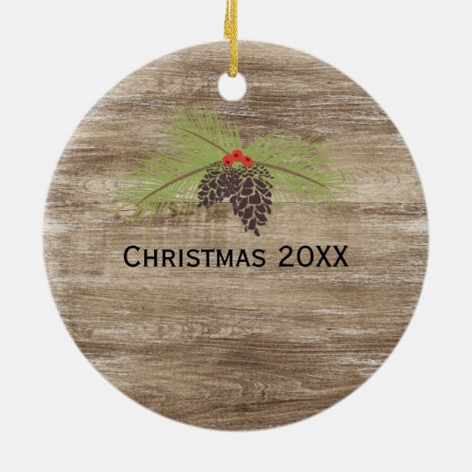 Rustige kerstpine Branch & Berries Woodgrain Keramisch Ornament (Achterkant)