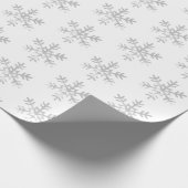 Rustige lichte grijze sneeuwvlokken Wit Cadeaupapier (Hoek)