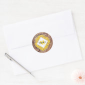 Rustige monogram zonnebloemen & houtextuur ronde sticker (Envelop)