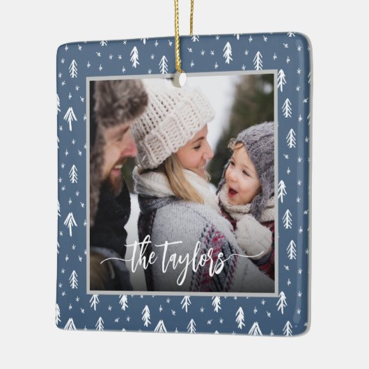 Rustige Pines Family Kerstmis Keramisch Ornament (Links)