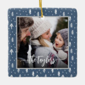 Rustige Pines Family Kerstmis Keramisch Ornament (Voorkant)