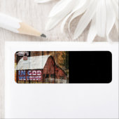 Rustige rode vete schuur met een haas in God.. Etiket (Insitu)