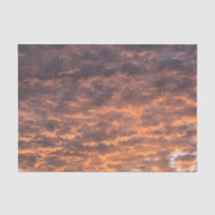 Rustige schemering zonsondergang in de wolken avon tissuepapier