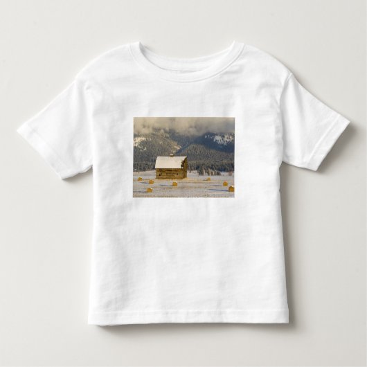 Rustige schuur en hooibalen na verse sneeuw 2 kinder shirts (Voorkant)