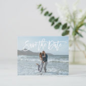 Rustige Script Couple Photo Beach Save the Date Briefkaart (Staand voorkant)