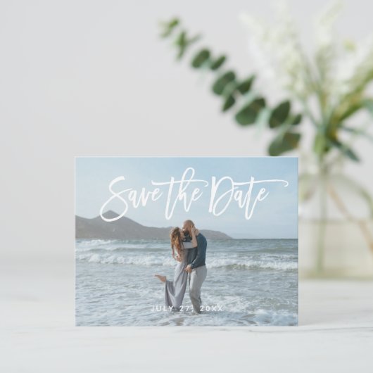 Rustige Script Couple Photo Beach Save the Date Briefkaart (Staand voorkant)