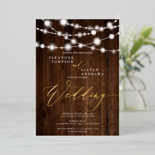 Rustige touwtjes lichten bruin-houtfotobruiloft folie uitnodiging (Staand Voorkant)