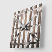 Rustige, uit meerdere houten witten en bruine sche vierkante klok (Hoek)