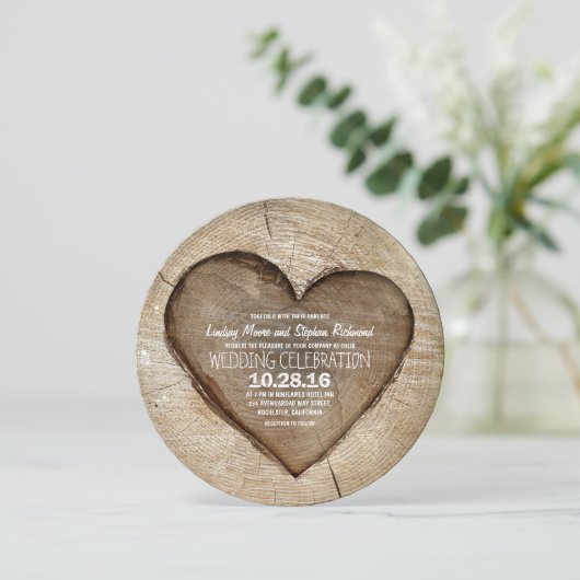 Rustige uitnodiging voor een bruiloft met hout uit (Staand voorkant)