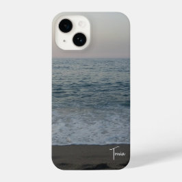 rustige voorkant strand met typografisch gepersona iPhone 14 hoesje