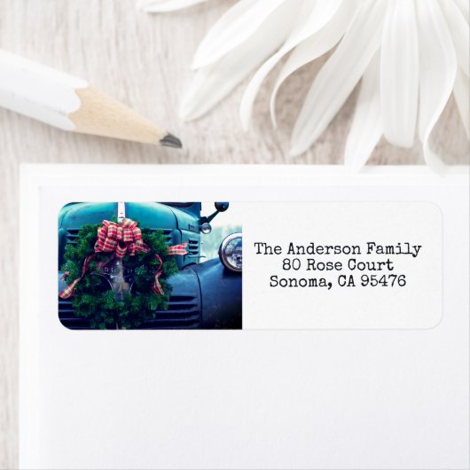 Rustige vrachtwagen met grote kerstmis etiket (Insitu)