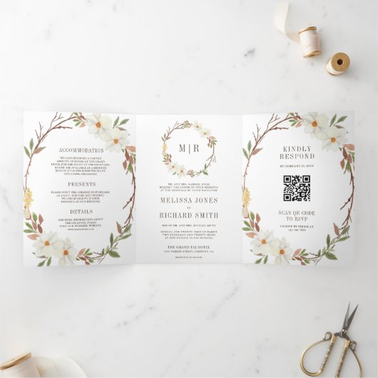 Rustige Witte Magnolia Floral QR Code Weddenschap Drieluik Uitnodiging (Binnen)