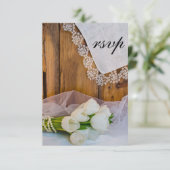 Rustige Witte Tulps Barn Wedding RSVP Reactie Kaartje (Staand voorkant)