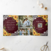 Rustige zonnebloemen Burgundy Wood QR Code Weddens Drieluik Uitnodiging (Binnen)