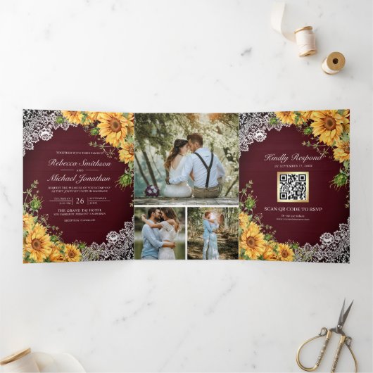 Rustige zonnebloemen Burgundy Wood QR Code Weddens Drieluik Uitnodiging (Binnen)