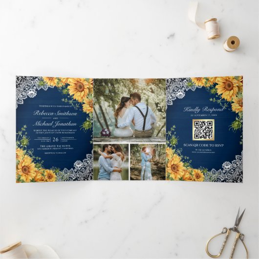 Rustige zonnebloemen Navy Blue Wood QR Code Wedden Drieluik Uitnodiging (Binnen)