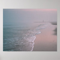 Rustige zonsopgang op het strand met kustmuur vuur