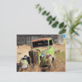 Rusting auto voor verlaten boerderij briefkaart (Staand voorkant)