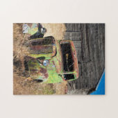 Rusting auto voor verlaten boerderij legpuzzel (Horizontaal)