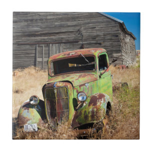 Rusting auto voor verlaten boerderij tegeltje