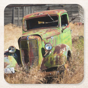 Rusting auto voor verlaten boerderij vierkante kartonnen onderzetter