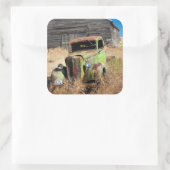 Rusting auto voor verlaten boerderij vierkante sticker (Tas)