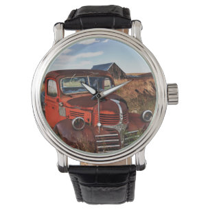 Rusting orange Dodge truck with afschrijoned farm Horloge