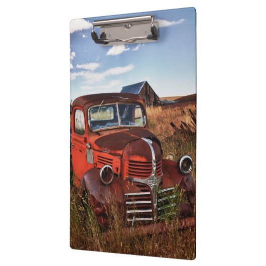 Rustingwagen oranje Dodge met verlaten boerderij Klembord (Links)