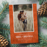 Rustique Burtic Orange hiver Noël photo unique<br><div class="desc">Ce design de vacances simple et rustique présente votre meilleure photo de portrait sur une texture de papier rustique en couleur Burnt Orange et le mot "Joyeux Noël" en texte vintage. Parfait pour les cartes de voeux de style ferme. Ajoutez facilement votre meilleure photo, vos noms de famille et votre...</div>