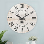 Rustique Moderne Personnalisé Nom de famille Ferme<br><div class="desc">Nom de famille personnalisé, ville, état et année établi Rustic Modern Wall horloge dans un style de ferme branché avec cadran d'horloge romain, illustration de buck, et blanc en toile de fond / shiplap. Un cadeau idéal pour les jeunes mariés, les grands-parents ou les parents, ou votre cabine, votre chalet...</div>