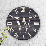 Rustique Monogram Farmhouse Nom de famille personn<br><div class="desc">Nom de famille personnalisé, monogramme, et année établi Rustic Modern Wall horloge dans un style de ferme tendance avec cadran d'horloge romain et noir brun foncé en bois plaqué / shiplap fond. Un cadeau idéal pour les jeunes mariés, les mariages ou les grands-parents, ou pour un cadeau de bienvenue dans...</div>