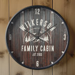 Rustique Nom de famille Cabine Cottage Lodge Retro<br><div class="desc">Horloge murale moderne rustique avec un design branché de chaîne de montagnes de forêt avec pins, bois et oiseaux entourée de votre nom de famille personnalisé sur panneau de bois foncé imprimé arrière - plan, un nom personnalisable de votre chalet, cabine, maison de lac ou tout autre, ainsi que l'année...</div>