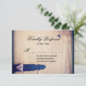 Rustique Pays Bois Loch Mariage RSVP Répondre Cart (Debout devant)