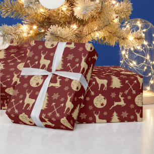Rustisch kerstpatroon met gouden droger op rood cadeaupapier