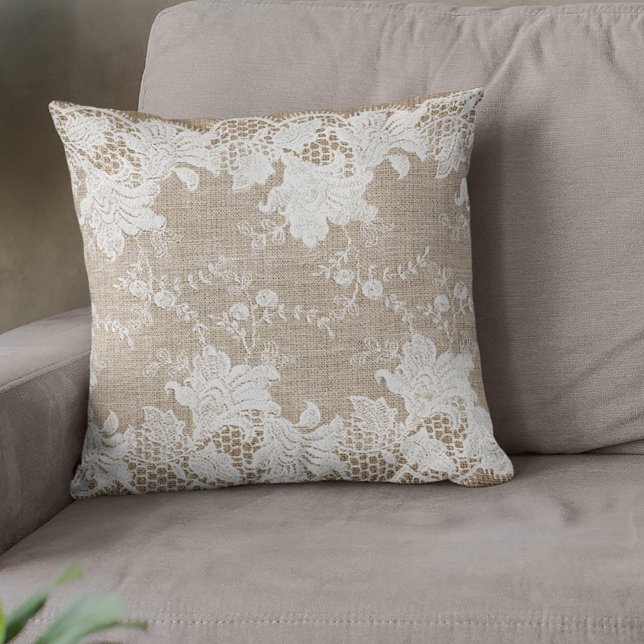 Rustisch land:  beige burlap en witte kant kussen (Creator heeft geüpload)