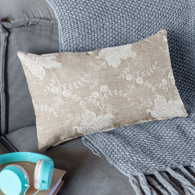 Rustisch land:  beige burlap en witte kant kussen (Creator heeft geüpload)