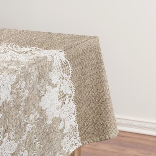 Rustisch land:  beige burlap en witte kant tafelkleed (Voorbeeld)