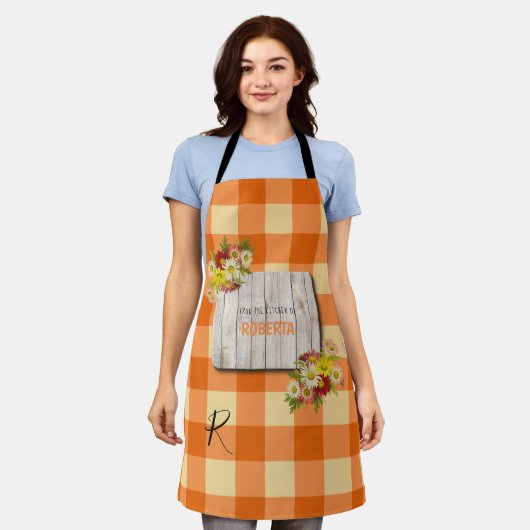 Rustisch land monogrammen oranje gingham schort (Gedragen)