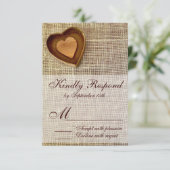 Rustisch land Wooden Heart Burlap Wedding RSVP (Staand voorkant)