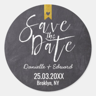 Rustische typografie krijtbord goud Save the Date Ronde Sticker
