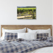 Rustische wijngaarden en Rozen omheining Canvas Afdruk (Insitu (Slaapkamer))