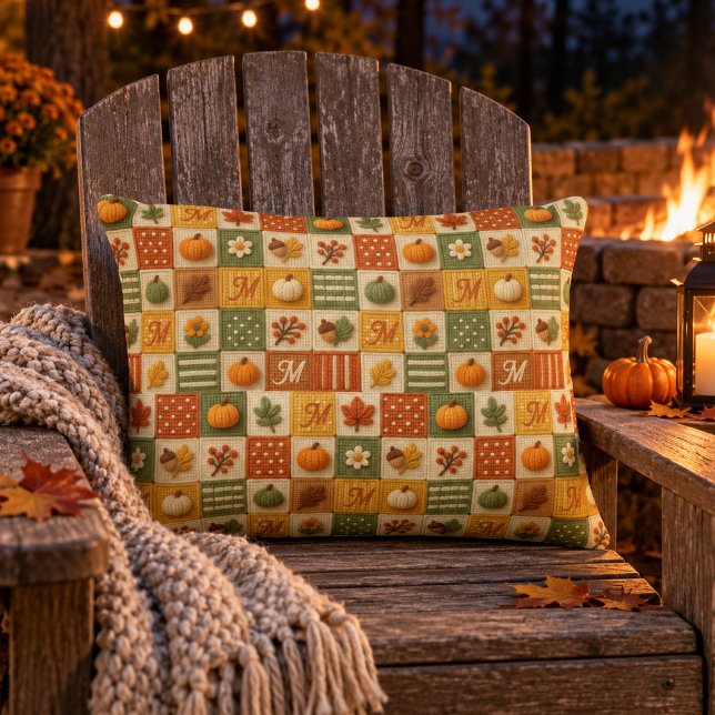 Rustoordige herfstpatchworkpompoenmonogram accent kussen (Creator heeft geüpload)