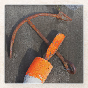 Rusty Anchor en Buoy op een strand Glazen Onderzetter