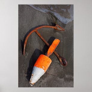 Rusty Anchor en Buoy op een strand Poster