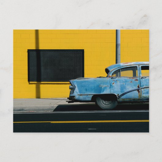 Rusty Blue Car en Yellow Wall Briefkaart (Voorkant)