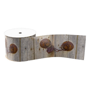 Rusty oud ijzerhangslot op een houten deur grosgrain lint